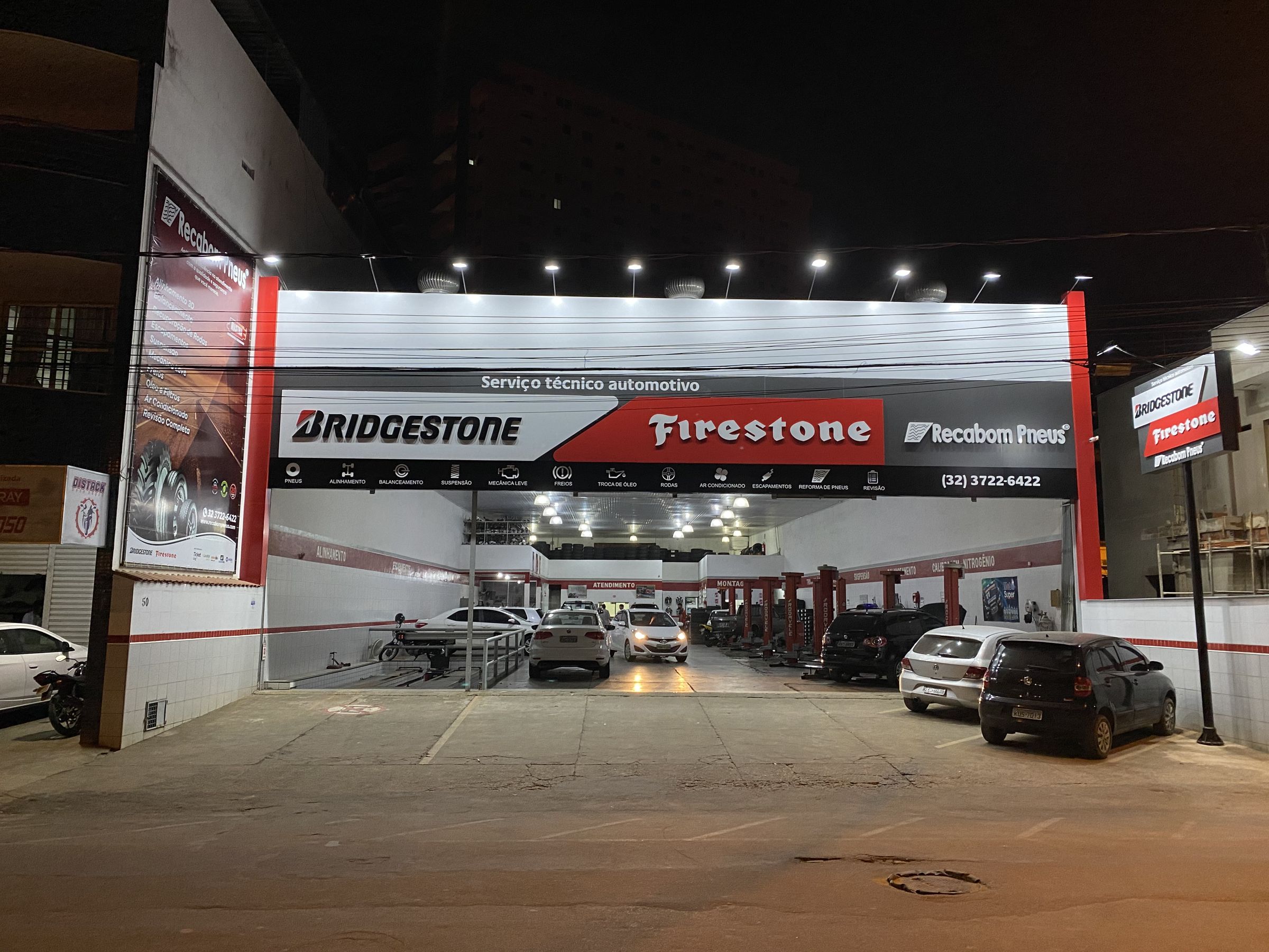 Fachada do centro automotivo Recabom Pneus, revenda oficial Bridgestone e Firestone