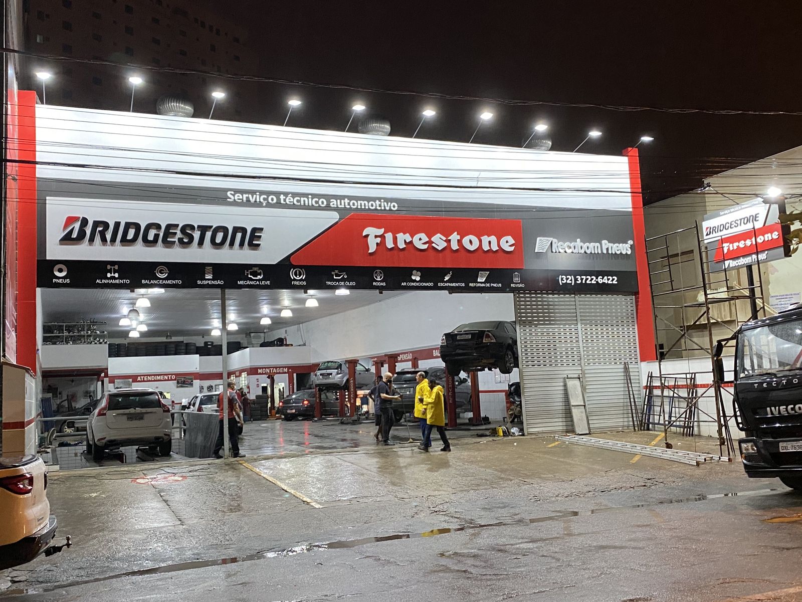 Fachada do centro automotivo Recabom Pneus à noite